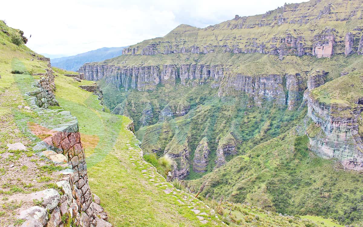 Cómo llegar a Waqrapukara: sendero sobre el cañón del Apurímac