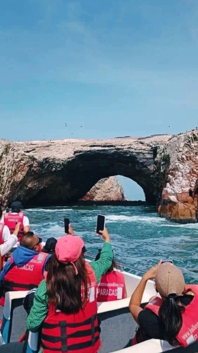 Lancha frente al arco de las Islas Ballestas