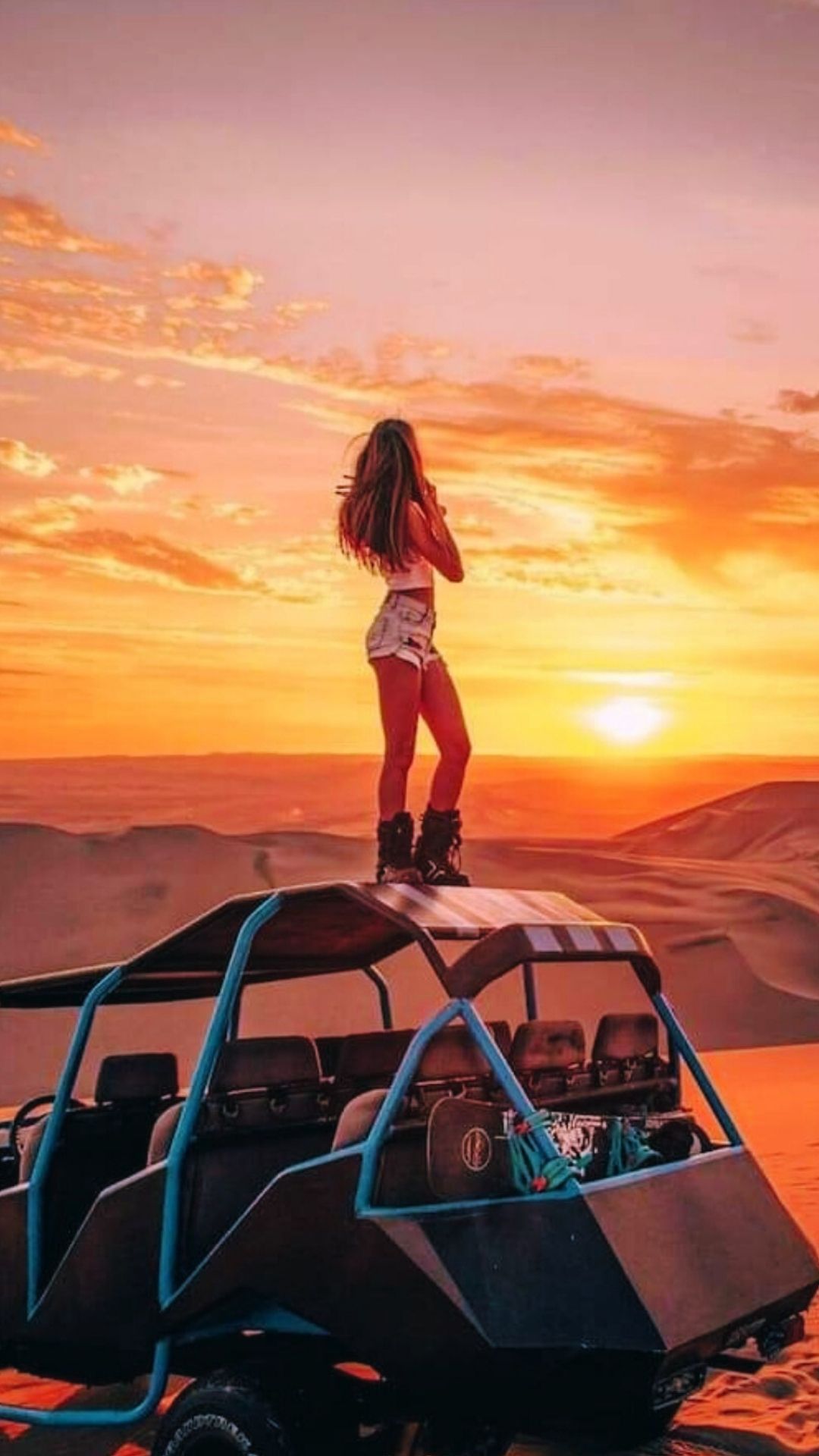 Atardecer sobre un tubular en las dunas de Huacachina