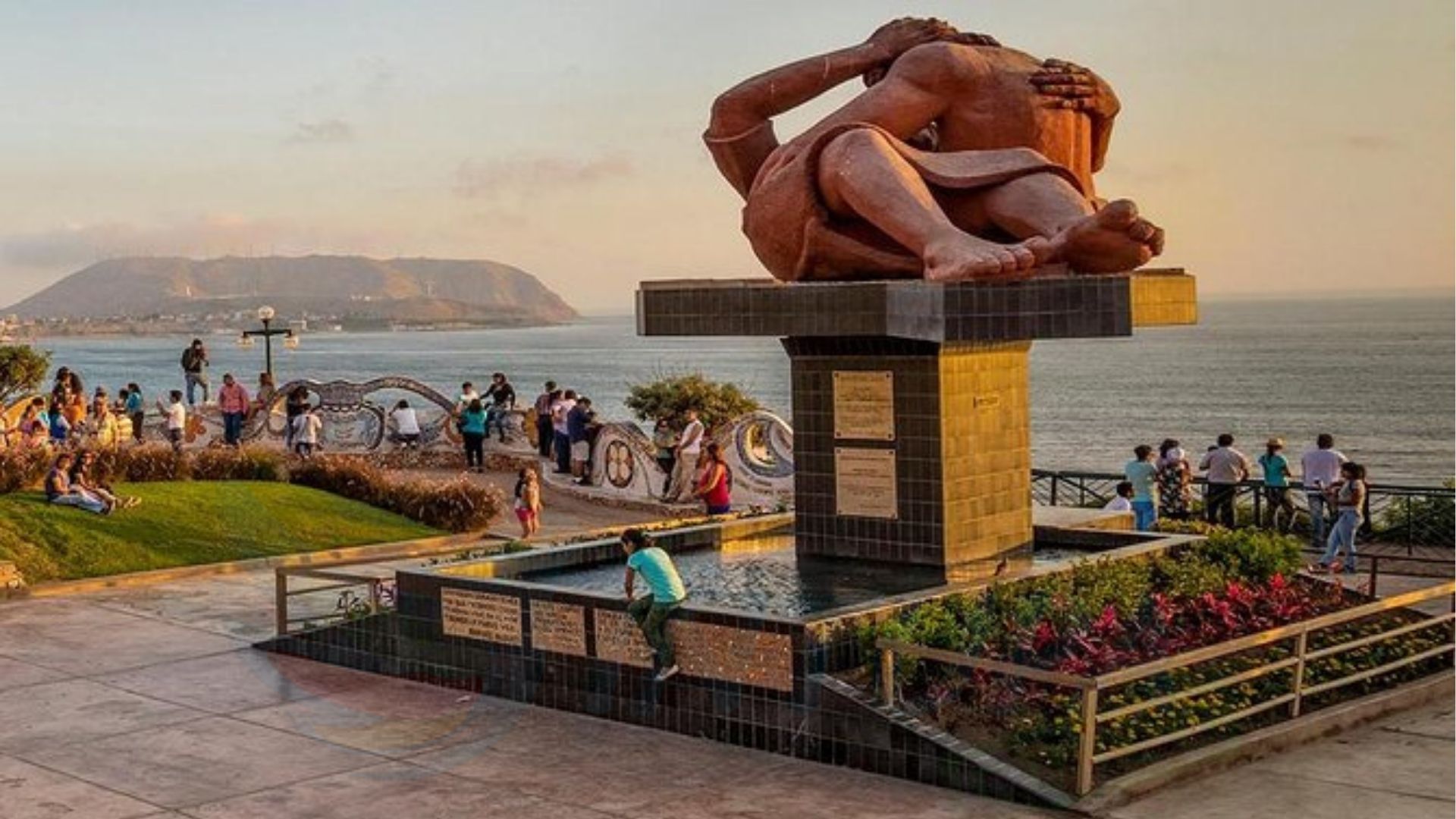 Escultura El Beso en el Parque del Amor de Miraflores