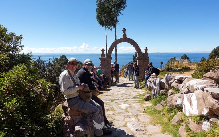 Arco de piedra en la isla Taquile, Tour Lago Titicaca 1 día