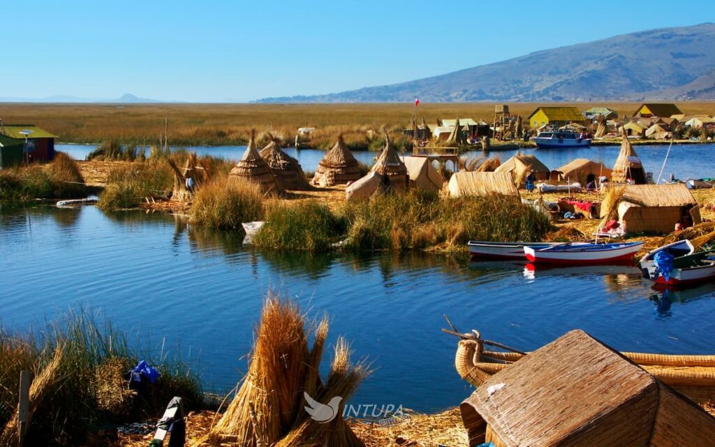 Islas flotantes de los Uros en la bahía de Puno, Lago Titicaca