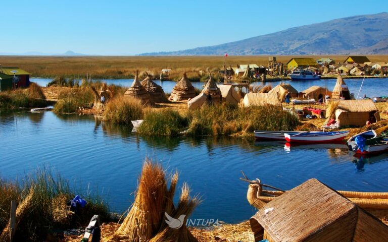 Islas flotantes de los Uros en el Lago Titicaca, Puno