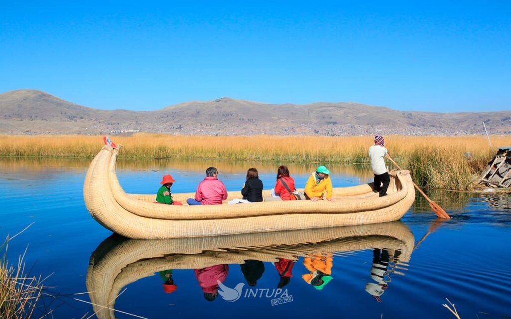 Balsa de totora navegando entre los totorales de las islas flotantes de los Uros