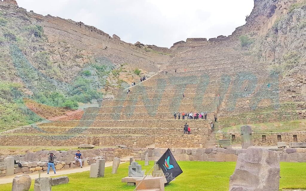 Andenes de la fortaleza de Ollantaytambo vistos desde el pueblo