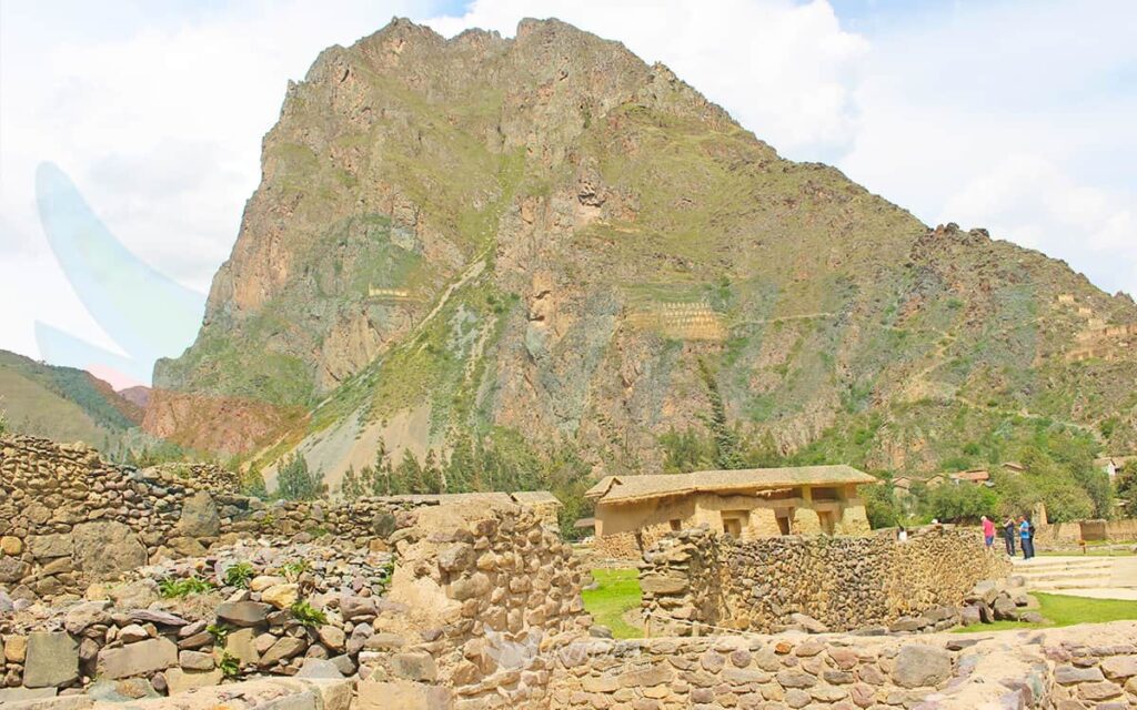 Cerro Pinkuylluna con sus colcas incas frente a Ollantaytambo