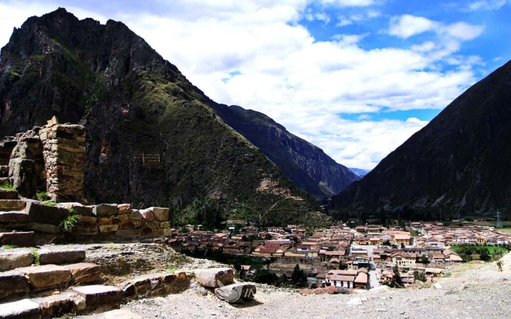 Vista del pueblo inca de Ollantaytambo desde la fortaleza