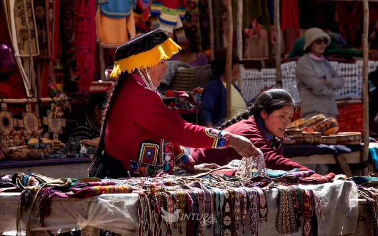 Artesanas en el mercado artesanal de Pisac, Valle Sagrado